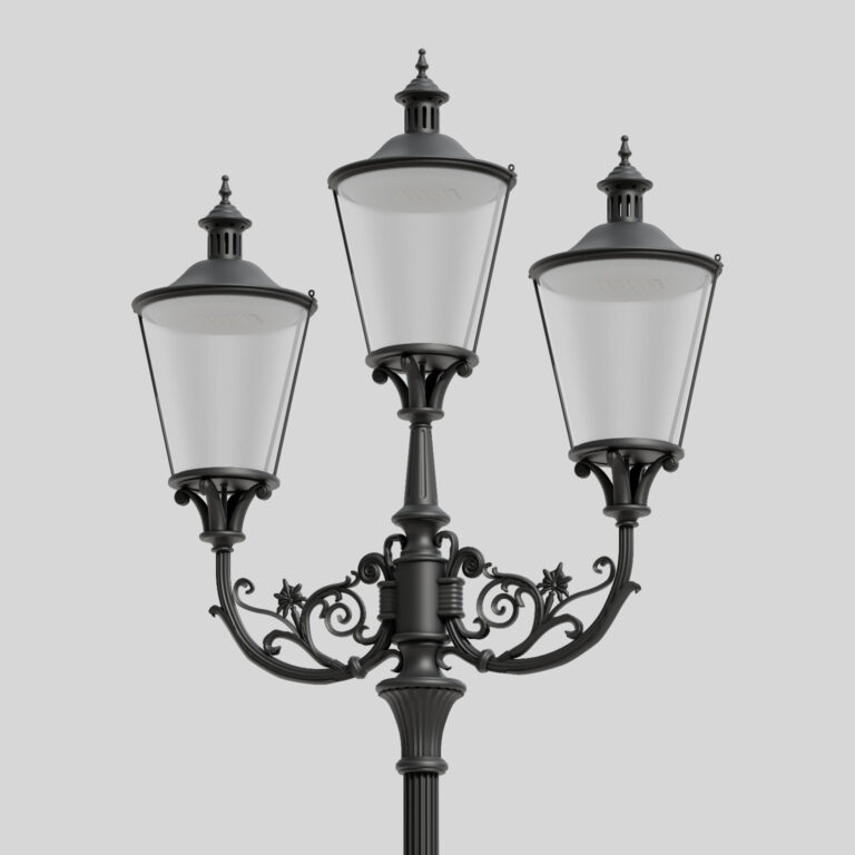 Rendering av en dekorativ, trearmad gatlykta med lampskärmar i form av en avskuren kon, tillverkad av gjuten aluminium. Konstruktionen har en dekorativ, symmetrisk arm med smidda växtdetaljer och ventilerade kupoler på varje lampskärm.