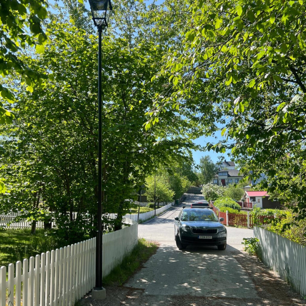 Echo-stolpe och 02Luna-belysningsarmatur